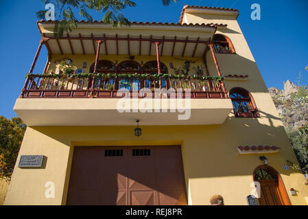 Santa Lucía, Gran Canaria, Spanien - 03. Januar 2018. Schönes Haus und Balkon im kleinen Dorf Santa Lucía in Gran Canaria. Stockfoto