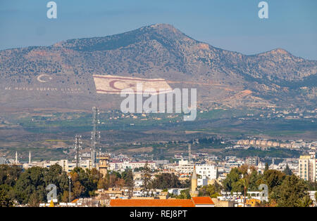 Eine riesige Flagge markiert auf den Hängen der Südseite der Kyrenian Berge nach Nicosia und der Republik Zypern Stockfoto