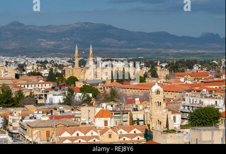 Blick auf beiden Seiten von Nikosia (Lefkosia), die letzte geteilte Hauptstadt der Welt von Shacolas (oder "Siakolas") Turm, Zypern. Stockfoto