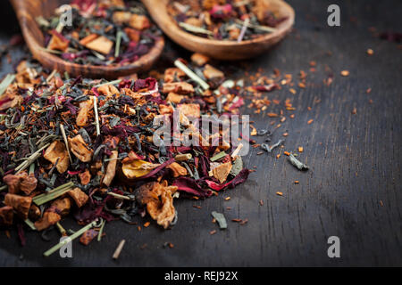 Sortierte trockenen Teeblätter auf hölzernen Hintergrund Stockfoto