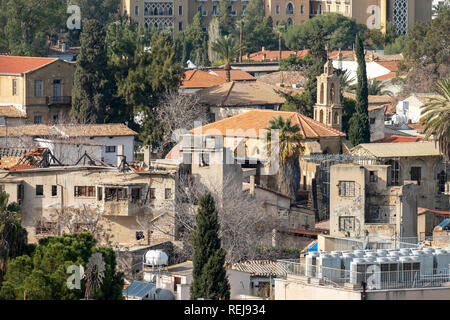 Ein Blick auf die beschädigte Gebäude in der Pufferzone, die die griechisch-zyprischen und der türkisch-zyprischen Gemeinschaft in Nikosia, Zypern, trennt. Stockfoto