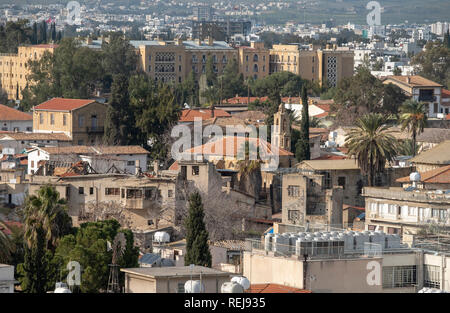 Ein Blick auf die beschädigte Gebäude in der Pufferzone, die die griechisch-zyprischen und der türkisch-zyprischen Gemeinschaft in Nikosia, Zypern, trennt. Stockfoto