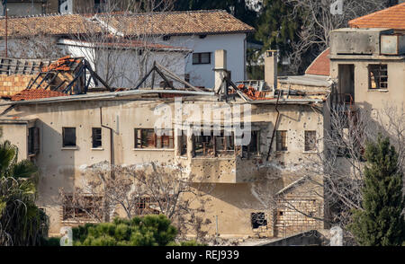 Ein Blick auf die beschädigte Gebäude in der Pufferzone, die die griechisch-zyprischen und der türkisch-zyprischen Gemeinschaft in Nikosia, Zypern, trennt. Stockfoto