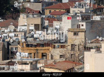 Ein Blick auf die beschädigte Gebäude in der Pufferzone, die die griechisch-zyprischen und der türkisch-zyprischen Gemeinschaft in Nikosia, Zypern, trennt. Stockfoto