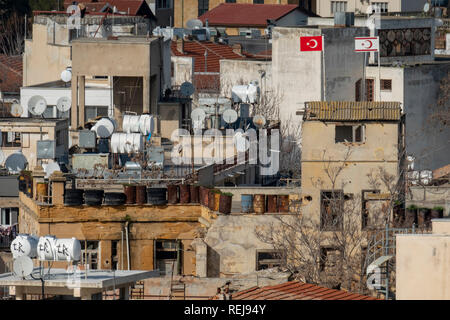 Ein Blick auf die beschädigte Gebäude in der Pufferzone, die die griechisch-zyprischen und der türkisch-zyprischen Gemeinschaft in Nikosia, Zypern, trennt. Stockfoto