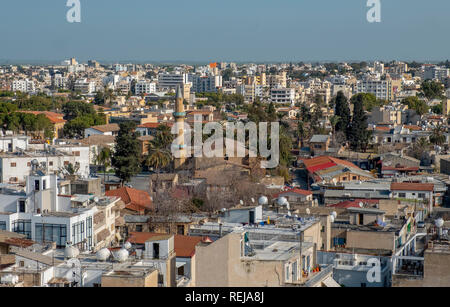 Ein Blick aus dem Süden von Nikosia über das nördliche Türkisch kontrollierten Bereich von Nikosia (Lefkosia) Republik Zypern Stockfoto