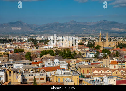 Blick auf beiden Seiten von Nikosia (Lefkosia), die letzte geteilte Hauptstadt der Welt von Shacolas (oder "Siakolas") Turm, Zypern. Stockfoto