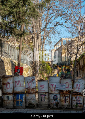 Eine Barriere über eine Straße im Zentrum von Nikosia, Zypern, die in der Pufferzone zwischen den türkischen und griechischen Zyprioten Seiten der geteilten Stadt markiert Stockfoto