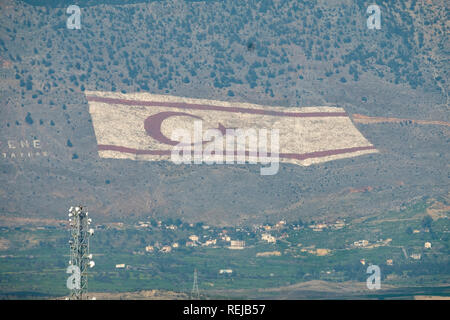 Eine riesige Flagge markiert auf den Hängen der Südseite der Kyrenian Berge nach Nicosia und der Republik Zypern Stockfoto