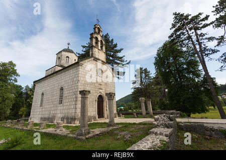 Die kleinen weißen Stein Hof Kirche (Crkva na Cipuru Cipur) in Cetinje, Montenegro. Mausoleum der letzten Montenegrinischen König Nichola und seine Frau Milena. Stockfoto