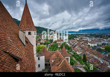 Panorama von Thun mit Stadtkirche und Thunersee. Foto aufgenommen von Schloss Thun, Schweiz. Stockfoto