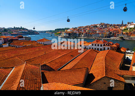 Porto, Portugal Altstadt Skyline mit orangefarbenen Dächer von Vila Nova de Gaia auf dem Fluss Douro in sonnigen Tag Stockfoto