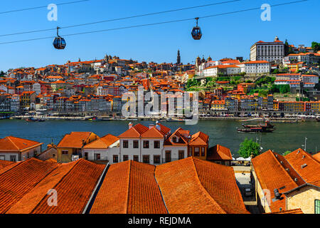 Porto, Portugal Altstadt Skyline mit orangefarbenen Dächer auf dem Fluss Douro in sonnigen Tag Stockfoto