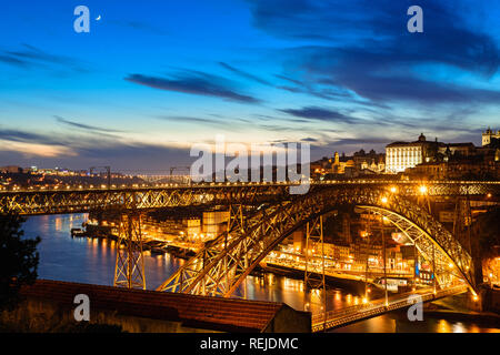 Porto, Portugal Altstadt Skyline mit Dom Luis Brücke in der Nacht von Vila Nova de Gaia auf dem Fluss Douro Stockfoto