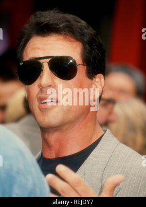 HOLLYWOOD, CA - 7. Oktober; Schauspieler Sylvester Stallone sorgt sich Joel Silver Star erhält auf dem Hollywood Walk of Fame am 7. Oktober 1993 bei 6925 Hollywood Boulevard in Hollywood, Kalifornien. Foto von Barry King/Alamy Stock Foto Stockfoto