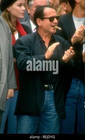 HOLLYWOOD, CA - 7. Oktober; Schauspieler Joe Pesci sorgt sich Joel Silver Star erhält auf dem Hollywood Walk of Fame am 7. Oktober 1993 bei 6925 Hollywood Boulevard in Hollywood, Kalifornien. Foto von Barry King/Alamy Stock Foto Stockfoto