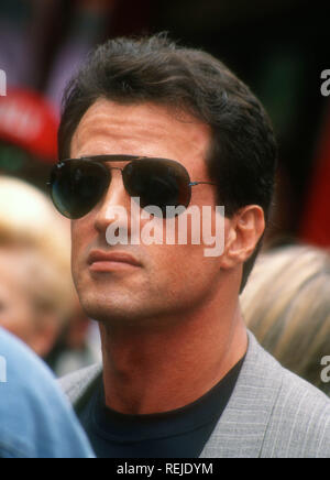 HOLLYWOOD, CA - 7. Oktober; Schauspieler Sylvester Stallone sorgt sich Joel Silver Star erhält auf dem Hollywood Walk of Fame am 7. Oktober 1993 bei 6925 Hollywood Boulevard in Hollywood, Kalifornien. Foto von Barry King/Alamy Stock Foto Stockfoto