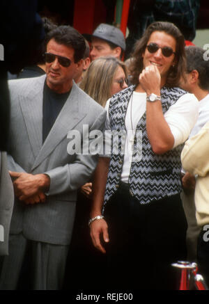 HOLLYWOOD, CA - 7. Oktober; Schauspieler Dan Cortese und Schauspieler Sylvester Stallone besuchen Joel Silver Star erhält auf dem Hollywood Walk of Fame am 7. Oktober 1993 bei 6925 Hollywood Boulevard in Hollywood, Kalifornien. Foto von Barry King/Alamy Stock Foto Stockfoto