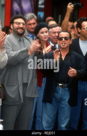 HOLLYWOOD, CA - 7. Oktober; Pproducer Joel Silver und Schauspieler Joe Pesci besuchen Joel Silver Star erhält auf dem Hollywood Walk of Fame am 7. Oktober 1993 bei 6925 Hollywood Boulevard in Hollywood, Kalifornien. Foto von Barry King/Alamy Stock Foto Stockfoto