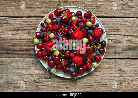 Mix aus verschiedenen Sommer Beeren. Antioxidantien, detox Diät, organischen Früchten. top View Stockfoto
