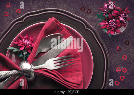 Flach mit burgindy Teller und Besteck eingerichtet mit kastanienbraunen winter Chrysantheme, winter Dinner Table Setup Stockfoto