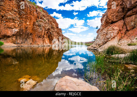 Malerischen Panorama der Glen Helen Schlucht West MacDonnell National Park in NT-Zentrale Outback Australien Stockfoto