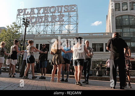 Menschen praktizieren Tanz bewegt sich auf uns Plaza während des Playhouse Square 'Dancing unter den Sternen" Sommer Programm in Cleveland, Ohio, USA. Stockfoto