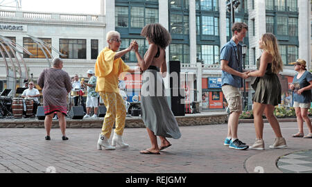 Playhouse Square 'Dancing unter den Sternen" wöchentlich im Sommer Tanz Veranstaltung Zeichnung die Leute uns Bank Plaza zu tanzen Musik in Cleveland, Ohio zu leben Stockfoto