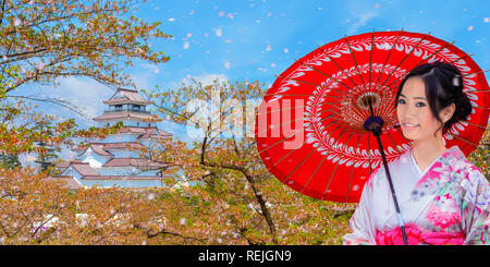 Aizuwakamatsu Schloss und Kirschblüte in Fukushima, Japan Aizuwakamatsu, Japan - 21 April 2018: aizu-wakamatsu Schloss und Kirschblüte gebaut von einem Stockfoto