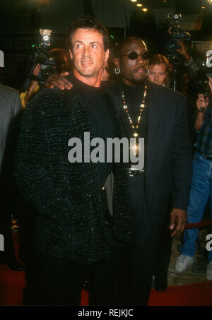 WESTWOOD, CA - 7. Oktober: Schauspieler Sylvester Stallone und Schauspieler Wesley Snipes an Warner Bros. Pictures' 'Demolition Man' Premiere am 7. Oktober 1993 bei Mann's Village Theater in Westwood, Kalifornien. Foto von Barry King/Alamy Stock Foto Stockfoto