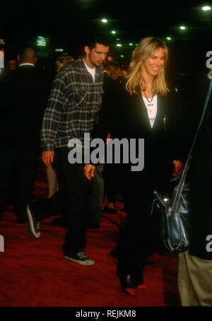 WESTWOOD, CA - 7. Oktober: Schauspieler/Musiker Ashley Hamilton und Mutter Schauspielerin Alana Stewart an Warner Bros. Pictures' 'Demolition Man' Premiere am 7. Oktober 1993 bei Mann's Village Theater in Westwood, Kalifornien. Foto von Barry King/Alamy Stock Foto Stockfoto