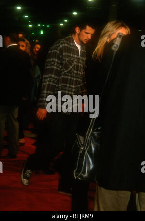 WESTWOOD, CA - 7. Oktober: Schauspieler/Musiker Ashley Hamilton und Mutter Schauspielerin Alana Stewart an Warner Bros. Pictures' 'Demolition Man' Premiere am 7. Oktober 1993 bei Mann's Village Theater in Westwood, Kalifornien. Foto von Barry King/Alamy Stock Foto Stockfoto