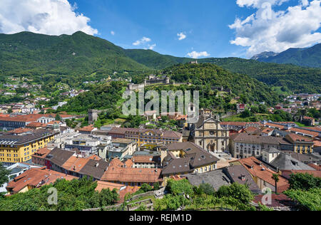 Panorama von Bellinzona vom Schloss Castelgrande, Bellinzona, Tessin, Schweiz. Das Schloss von Montebello ist in der Mitte, und der Sasso Corbaro Stockfoto