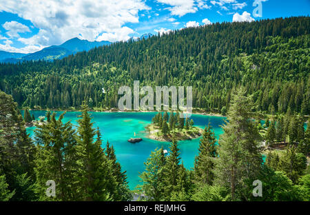 Panorama des Caumasees - Caumasee im Juni, bei Flims, im Graubünden, Schweiz. Stockfoto