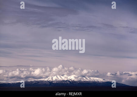 Der frühe Frühling Regen Wolken kleben an den Gipfel des Mount Susitna. Von der Tony Knowles Coastal Trail, Anchorage, Alaska gesehen Stockfoto