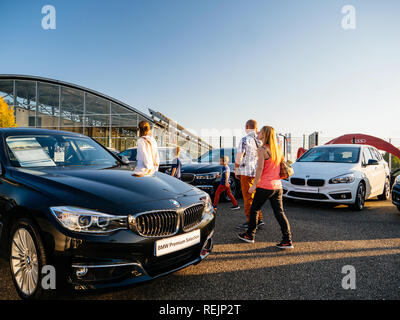 PARIS, Frankreich, 15.Oktober 2017: Gruppe von Menschen, die den Einkauf für neue Autos der Marke in einer Reihe warten auf Ihre Kunden auf ein modernes, schönes Auto Dealership für Verkauf Stockfoto