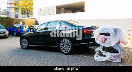 FRANKFURT, Deutschland - Apr 17, 2018: Luxus AUDI Limousine mit Winter Sommer reifen Räder neben der Leitung am Auto Service Center in Deutschland - ändern Winterreifen Stockfoto