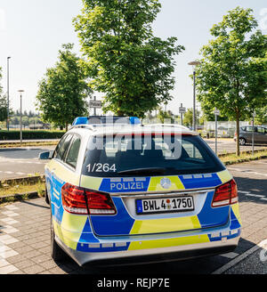 BADEN, Deutschland - 11. MAI 2018: Rückansicht der Polizei Polizei Auto Mercedes-Benz blaues Auto geparkt vor Karlsruhe Baden-Baden Flughafen (IATA-Code FKB, ICAO: Edsb) Stockfoto