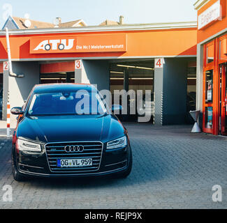 FRANKFURT, Deutschland - Apr 17, 2018: Die deutschen Audi Auto vor der Auto-Teile-Unger Auto Service Stockfoto