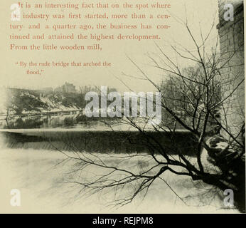 . Kakao und Schokolade; eine kurze Geschichte der, ihre Herstellung und Verwendung. Kakao; Schokolade; Cbk. Das HAUS VON WALTER BAKER CO 47 vergleichsweise kleinen, lokalen Anliegen an die Position des führenden industriellen Unternehmen seiner Art, das auf diesem Kontinent. Im Jahre 1895 wurde die Firma als Aktiengesellschaft im Rahmen der allgemeinen Gesetze von Massachusetts organisiert; und 1898 eine spezielle Charta wurde durch das Gericht erteilt. Das Old Stone Mill, die 1849 errichtet wurde, *^^^^^^^^^^^^^^^ lange Trade Boxes-Pied durch die kleinen Gebäude sliown in der Gravur von 1822, hat sich zu einem imposanten Struktur der Ziegel und Stein, bekannt als Stockfoto