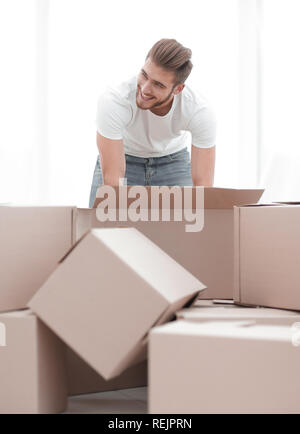 Männliche Sortierung Sachen in die neue Wohnung. Stockfoto