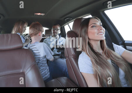 Junge Familie geht auf ein Picknick Stockfoto