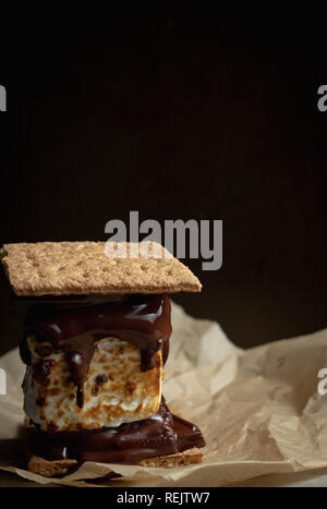 S'mores auf Pergamentpapier auf schwarzem Hintergrund Stockfoto