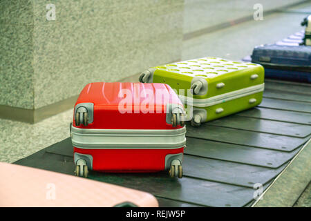 Bunte Reisekoffer auf internationaler Flughafen Stockfoto