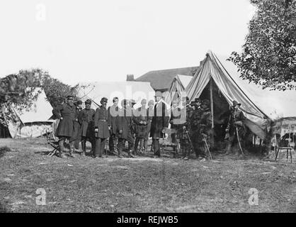 Us-Präsident Abraham Lincoln mit General George B. McClellan und Gruppe von Offizieren nach der Schlacht von Antietam, Alexander Gardner, 3. Oktober 1862 Stockfoto
