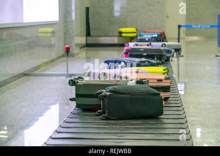 Koffer auf Gepäckausgabe Förderband auf internationaler Flughafen Stockfoto