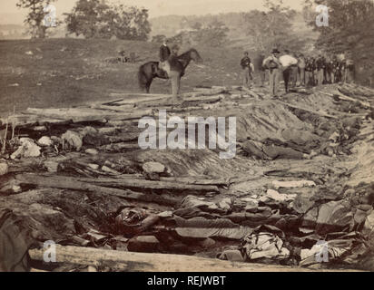 Graben, genannt "Bloody Lane', mit den Körpern der Toten verbündete Soldaten legen Warten auf Bestattung während der Schlacht von Antietam, Alexander Gardner, 19. September 1862 Stockfoto