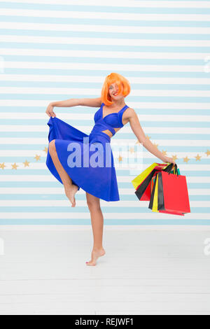 Mode. Angenehmes einkaufen. Schwarzer Freitag. Letzte Vorbereitungen. großen Verkauf in der Mall. Crazy Girl mit Shop Taschen. glückliche Frau einkaufen gehen. Happy Shopping online. Unglaubliche Zeit beim Einkaufen. Stockfoto