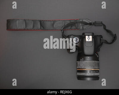 Blick von oben auf die dslr foto video kamera mit schwarzem Armband. Flach low-key-Bild Stockfoto