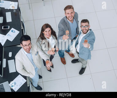 Happy Gruppe junger Geschäftsleute die Gläser Champagner Stockfoto